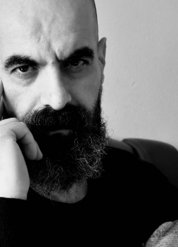 Şener Özmen: “Sızlanan Edebiyattan Nefret Ediyorum”